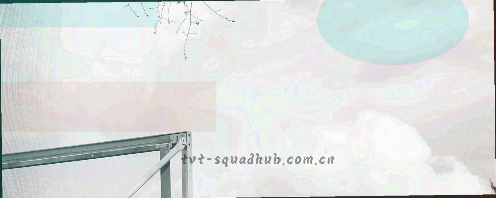 清晨高原山脉与低云，山脊线条在深蓝色调中清晰展开